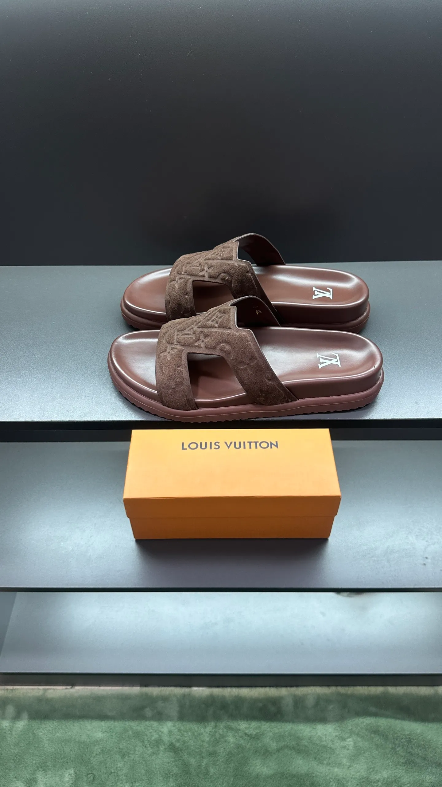 P320 🔍LV Men's Spring and Summer Slippers Counter Synchronization. The uppers are imported cowhide fabric from Italy, with logo graphics and high-quality craftsmanship. The soles are: original soles specially provided by the original factory. The exclusive movable molded soles are super comfortable. The original factory follows the order. 🔍🔍High quality. You can enter and leave the counter at will. Welcome to compare. Code number 38-45 No. 058